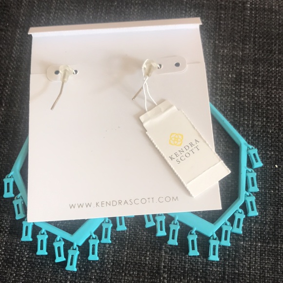 Kendra Scott Earrings. New with tag. Pierced earrings. - Picture 6 of 9